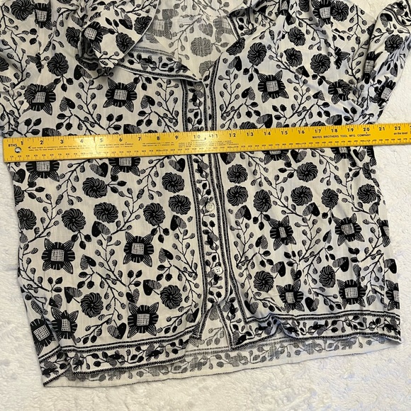 Max Studio Black & White print button up blouse. Women small. - Picture 6 of 8